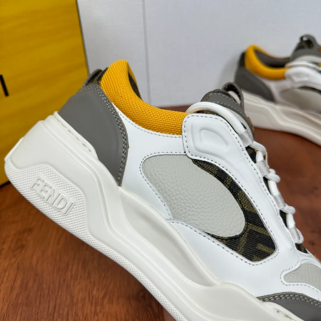 Batch 780 FENDI/FENDI Force men's sports shoes, new thick-soled lightweight lace-up low-top shoes at the counter, made of white full-grain leather and white and brown smooth leather, with padded elements. Brown FF jacquard and yellow technical fabric details. Lightweight, thick white sole with FF graphic details on the toe and heel. Main body of pebbled soft cowhide with Nappa calfskin. Contrasting color multiple composite splicing, extremely modern and youthful, webbing style lace-up hole design, multiple injection molded brand logo plastic modules on the toe, and embroidered FF logo on the side, heavy craftsmanship, full of details, super high quality control and fine workmanship! Full mesh breathable lining, ultra-light TPR foam rubber; molded outsole, lightweight and versatile, non-slip and wear-resistant! Comes with full packaging! Size: 39-40-41-42-43-44 Leather shoe size (can be customized, 38.45 cannot be returned or exchanged) Item number: 7E1728 Brown